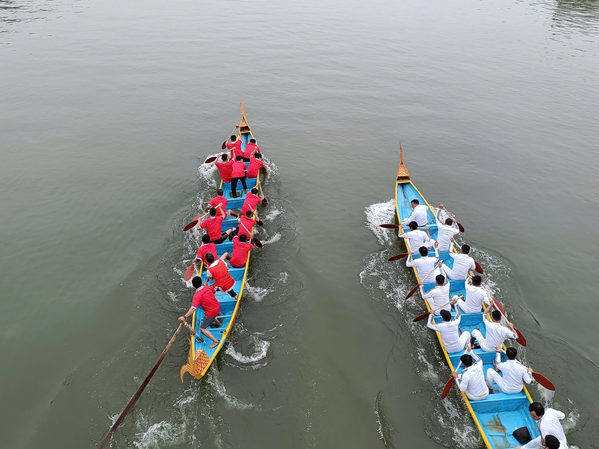 ผู้คนนับพันแห่ชมการแข่งขันเรือมังกรบนแม่น้ำงันโฟ ภาพที่ 6