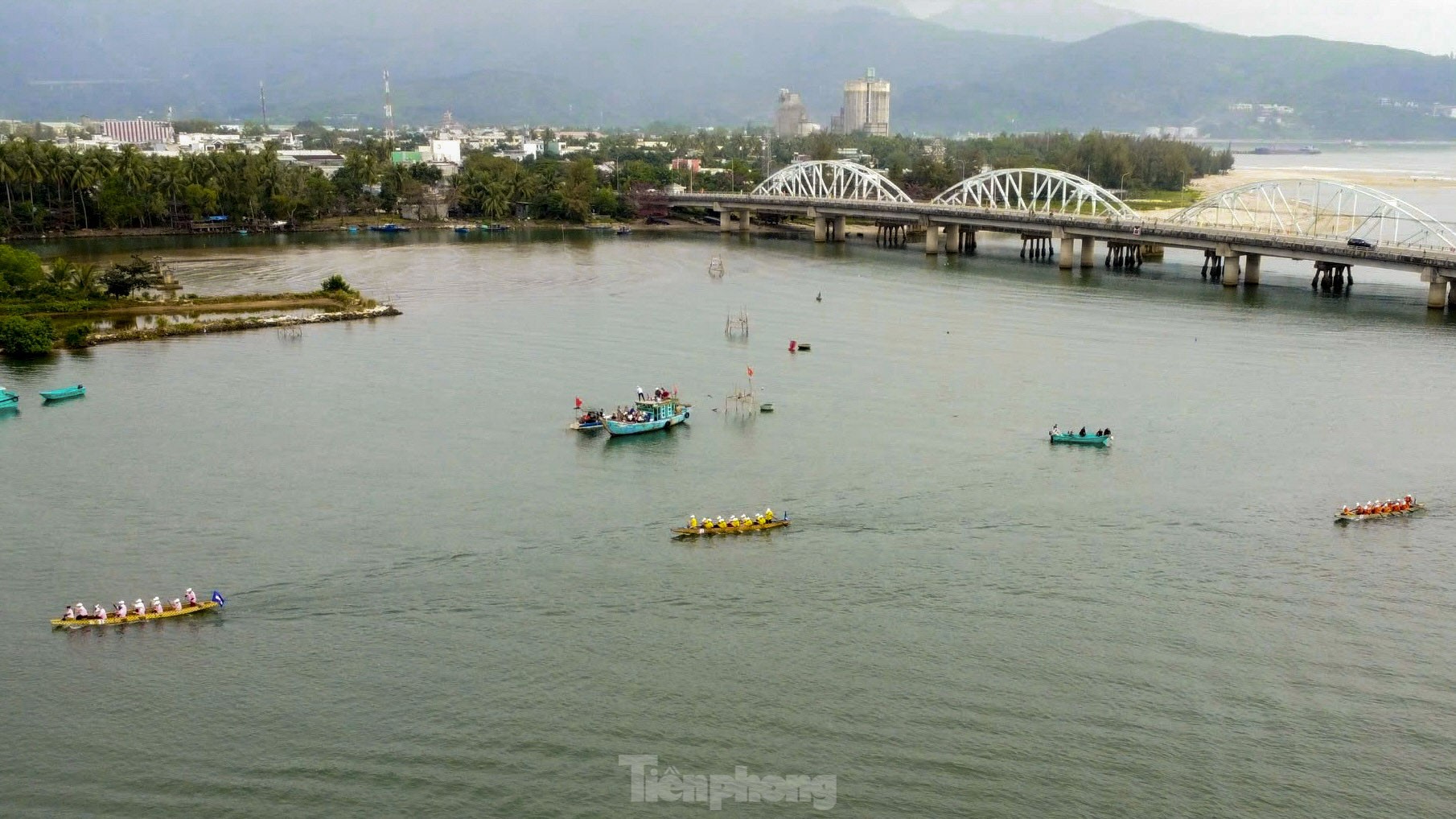 Hàng nghìn người dân Đà Nẵng hò hét cổ vũ đua thuyền ngày đầu năm mới ảnh 2