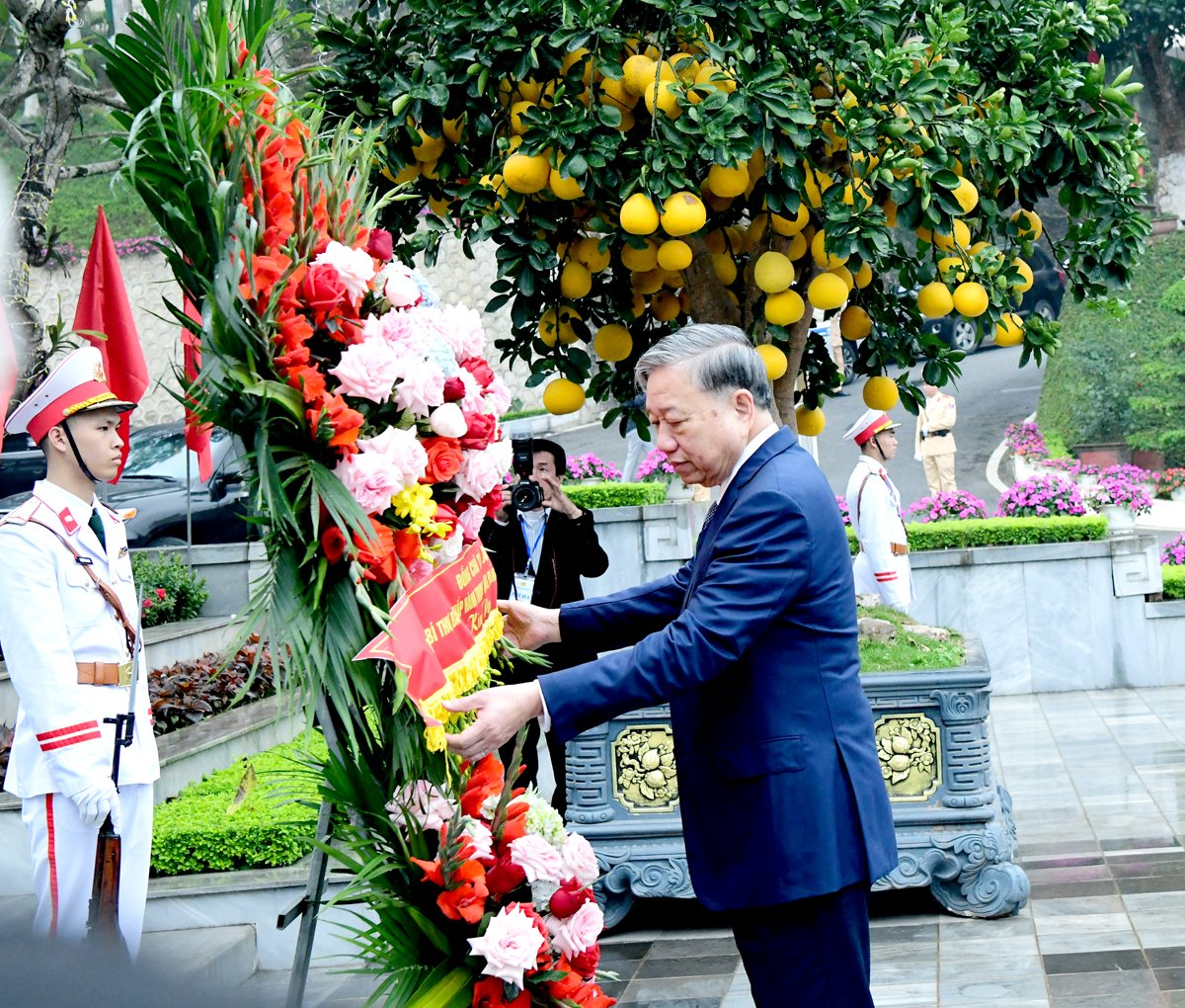 General Secretary To Lam offers flowers in memory of President Ho Chi Minh in the Provincial Party Committee grounds.