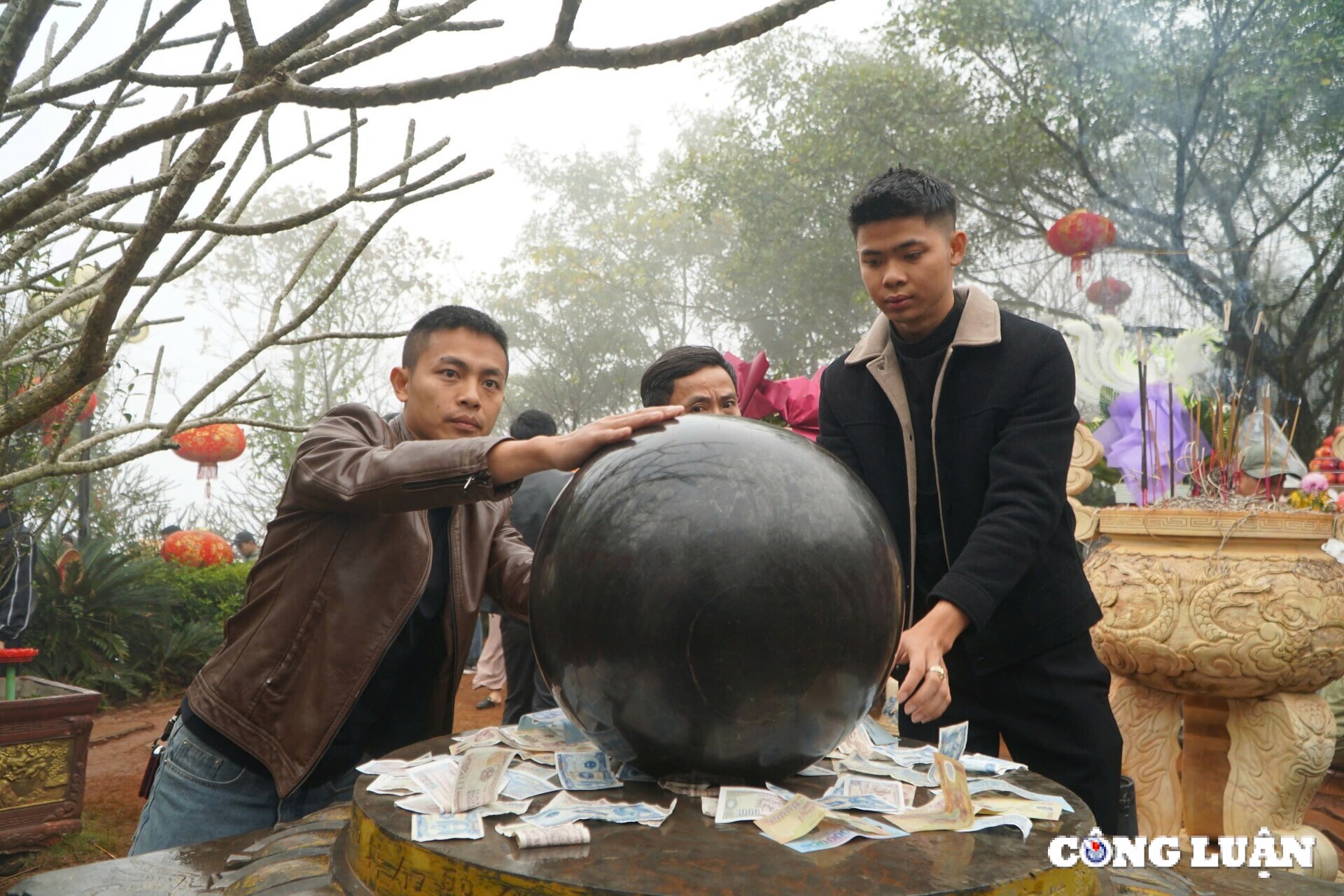 Thanh Hoa crowded with people on the first day of opening the solar system image 6