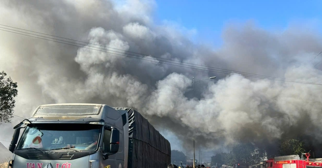 Big fire in Dak Lak, 3 adjacent houses burned down