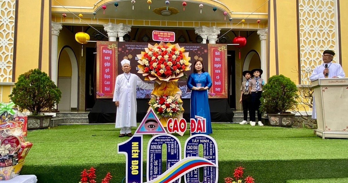 Leaders of Que Son district visited and congratulated the Great Festival of Cao Dai's Supreme Being