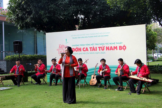 NNND Thanh Tuyết biểu diễn một tiết mục đoạt giải tại trại sáng tác nghệ thuật ĐCTT Nam Bộ 2024 Ảnh: TRUNG TÂM VĂN HÓA TP HCM