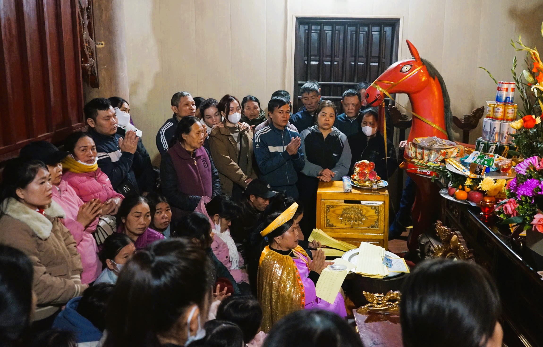 Du khách thi nhau bỏ tiền, xoa hòn đá trên đỉnh huyệt đạo thiêng núi Nưa- Ảnh 7.