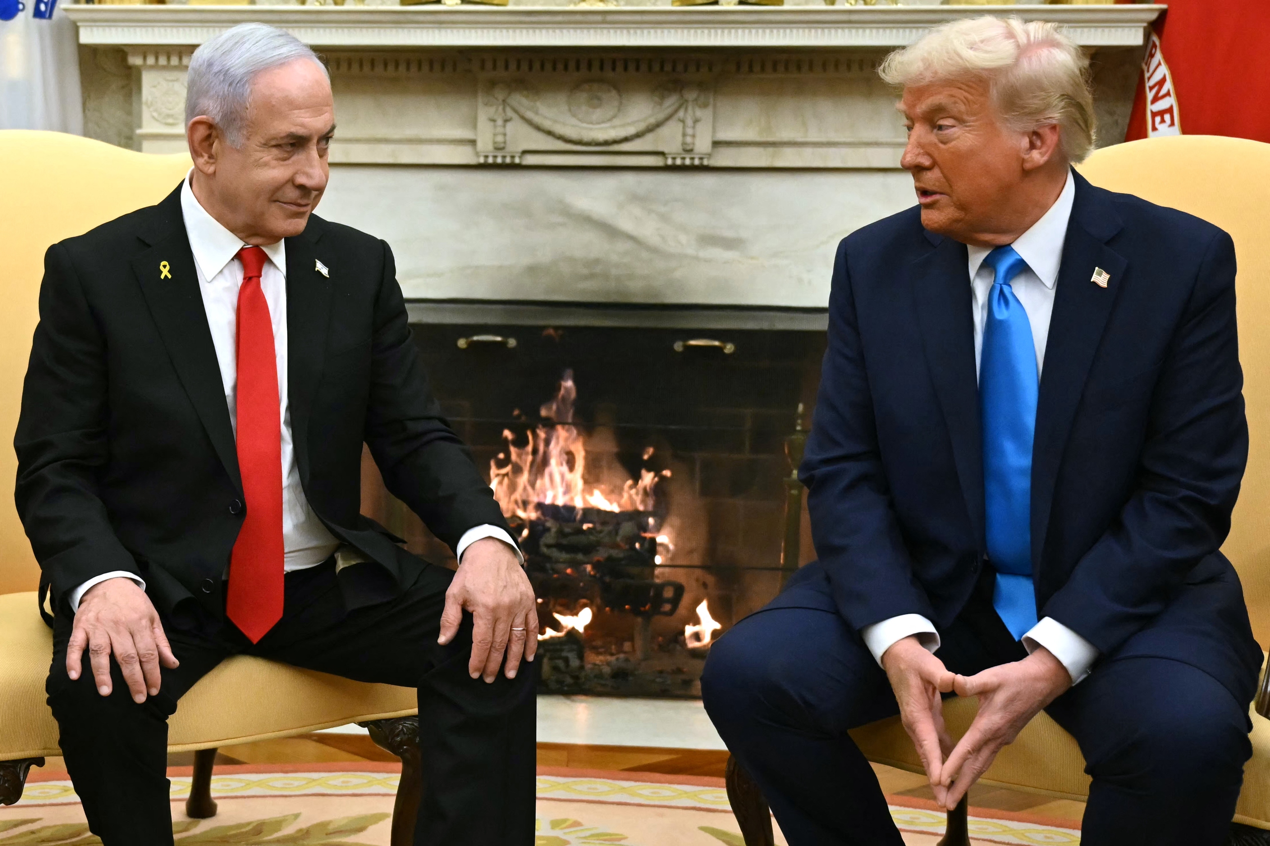 Ông Trump được tặng máy nhắn tin bằng vàng, ca ngợi 'chiến dịch tuyệt vời' của Israel- Ảnh 1.