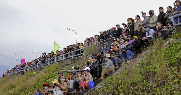 Thousands of Da Nang residents cheered on the boat race on the first day of the new year.