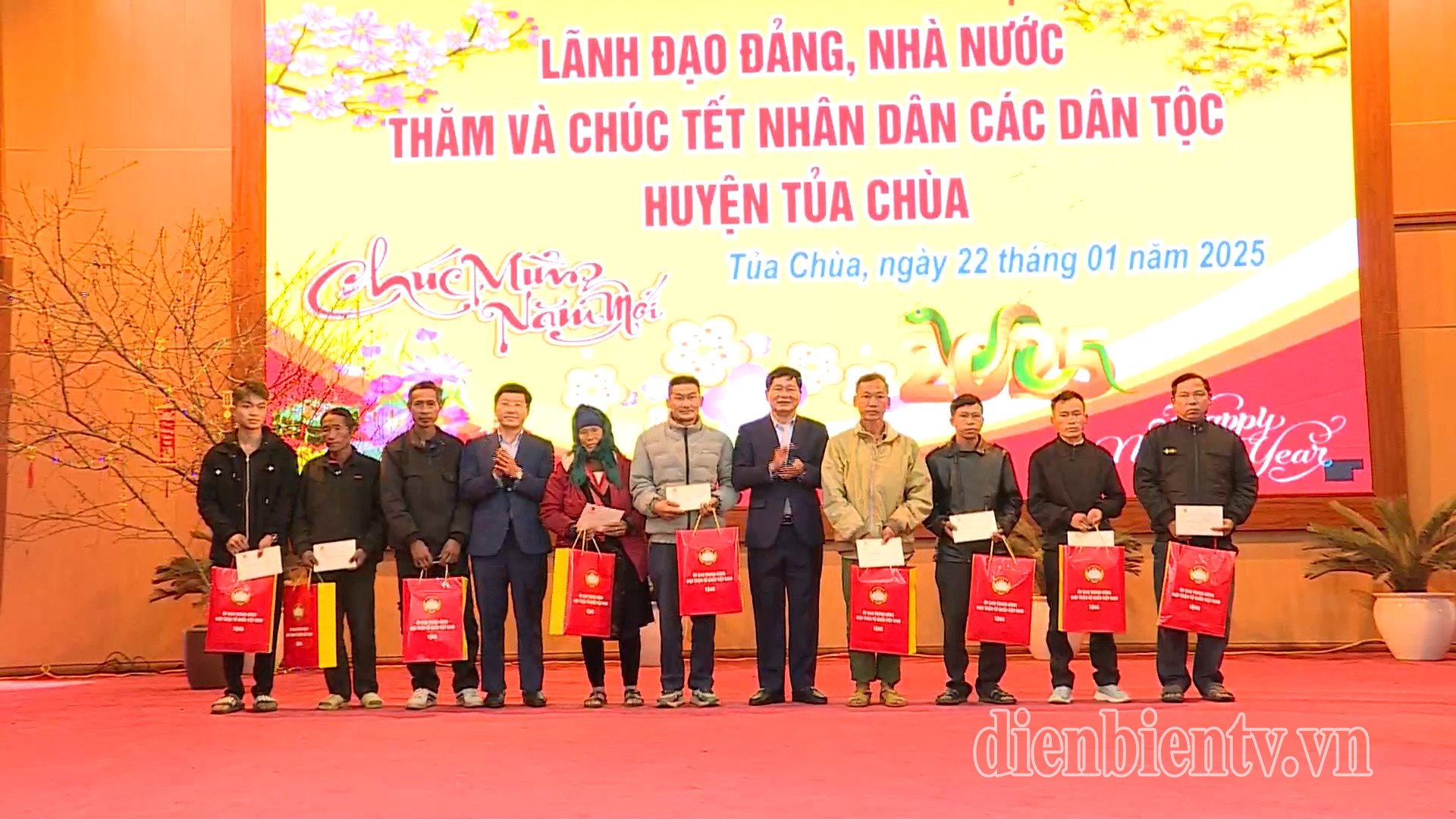 Chủ tịch UBND tỉnh Lê Thành Đô; Chủ tịch Ủy ban MTTQ Việt Nam tỉnh Mùa A Vảng tặng quà người dân hoàn cảnh khó khăn huyện Tủa Chùa.