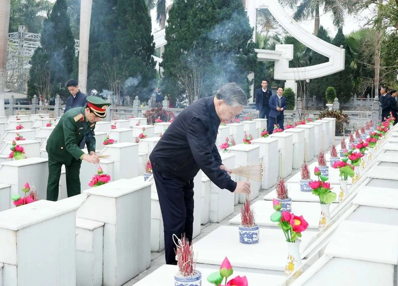 Generalsekretär To Lam opfert Weihrauch zum Gedenken an die heldenhaften Märtyrer auf dem Vi Xuyen National Martyrs Cemetery. Foto 1