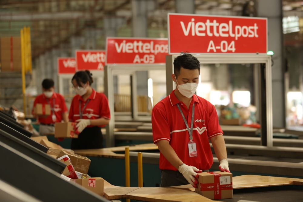 Viettel Post เป็นหนึ่งในบริษัทจัดส่งชั้นนำในเวียดนาม โดยมีจุดบริการมากกว่า 8,200 แห่ง พนักงาน 40,000 คนที่ให้บริการตามที่อยู่ของลูกค้า และมีระบบคลังสินค้าที่ครอบคลุม 63 จังหวัดและเมือง