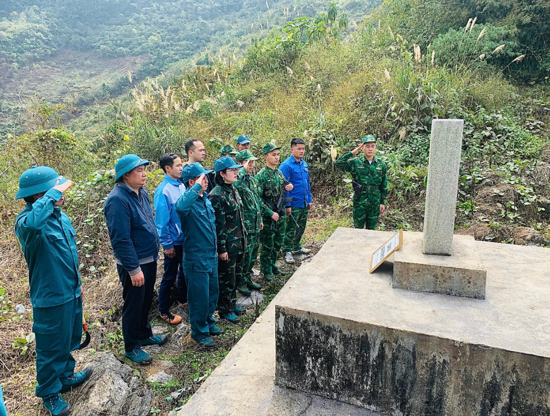 Đồn biên phòng Nghĩa Thuận phối hợp với địa phương tuần tra bảo vệ trên tuyến biên giới