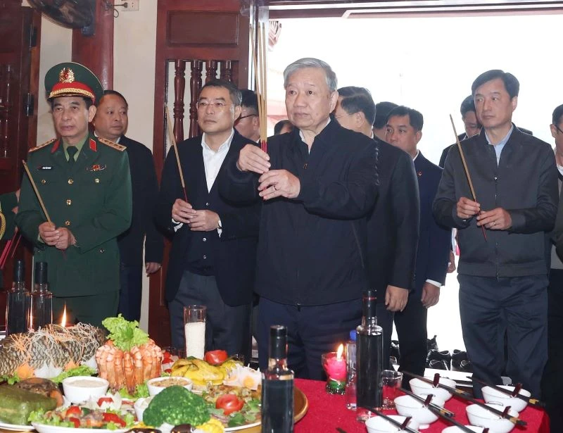 General Secretary To Lam offers incense to commemorate heroic martyrs at Vi Xuyen National Martyrs Cemetery