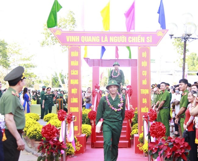 Vinh Long was assigned to select and call 1,297 citizens to join the army.