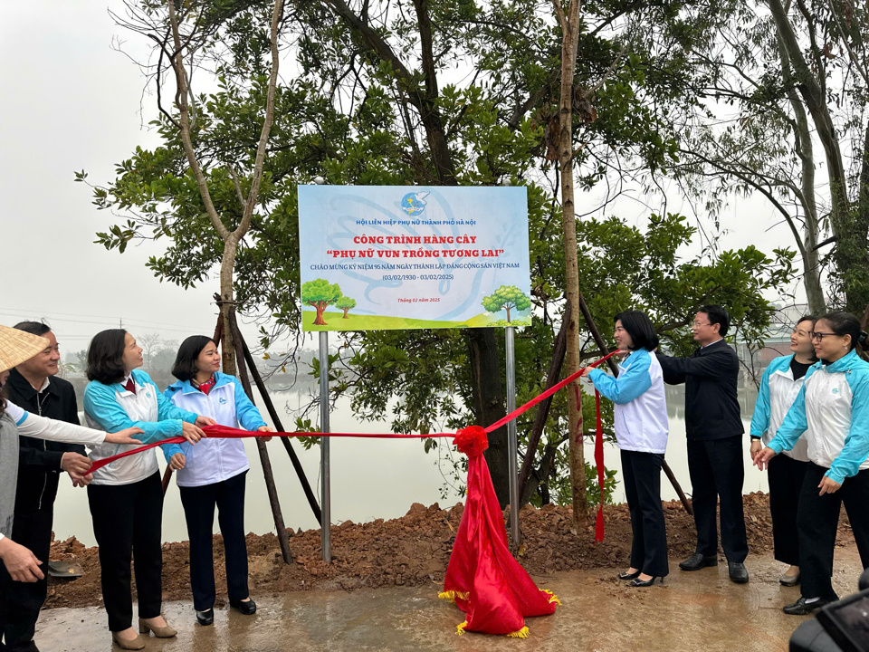 Các đại biểu khánh thành công trình hàng cây "Phụ nữ vun trồng tương lai" tại Khu di tích lịch sử Miếu Mèn (huyện Ba Vì) - Ảnh: N.A