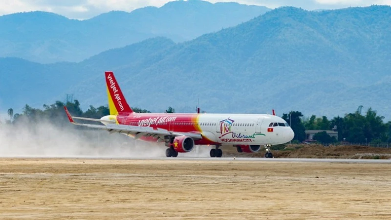 Vietjet se compromete a seguir operando la ruta Dien Bien-Ciudad Ho Chi Minh en el aeropuerto de Dien Bien Phu