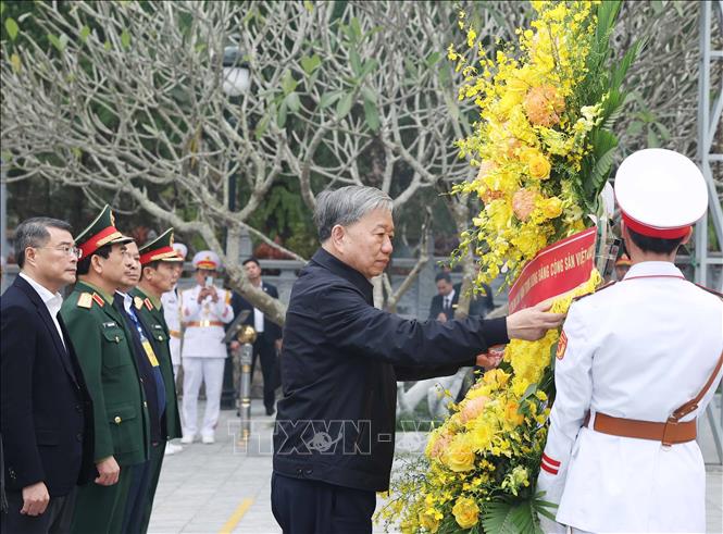 Tổng Bí thư Tô Lâm dâng hương tại Nghĩa trang Liệt sĩ quốc gia Vị Xuyên- Ảnh 3.