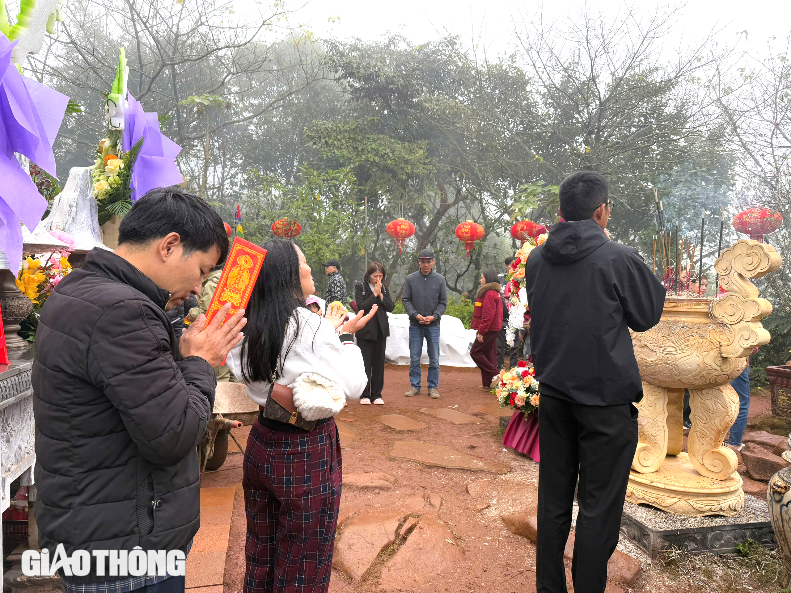 Dòng người đi quanh huyệt đạo trong ngày mở cổng trời- Ảnh 11.