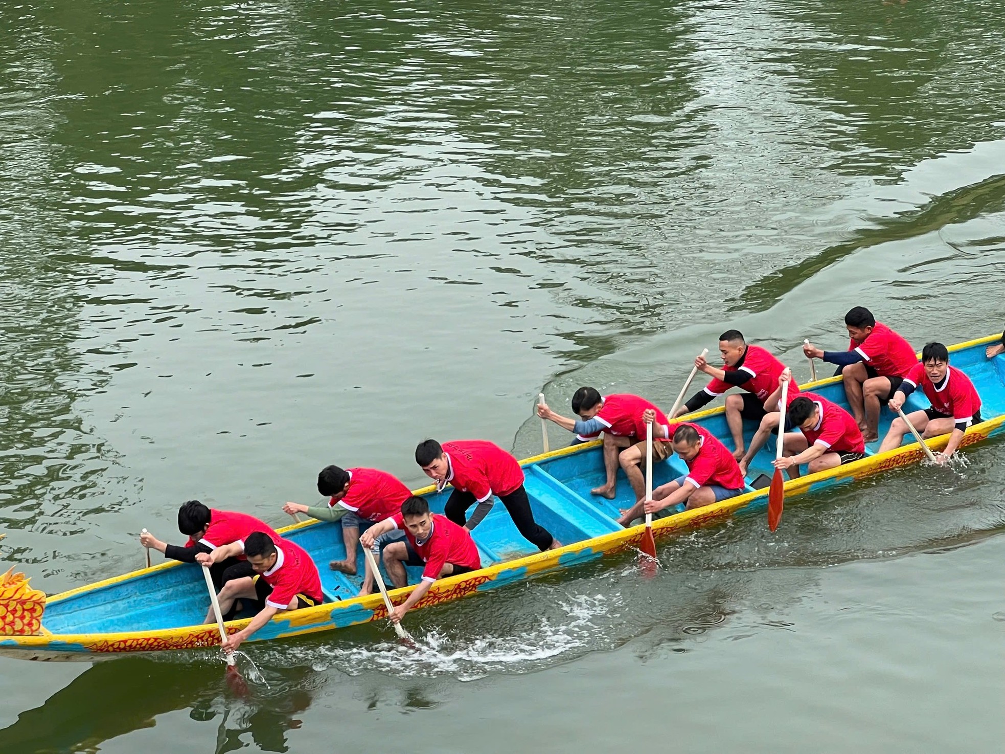 ผู้คนนับพันแห่ชมการแข่งขันเรือมังกรบนแม่น้ำงันโฟ ภาพที่ 13