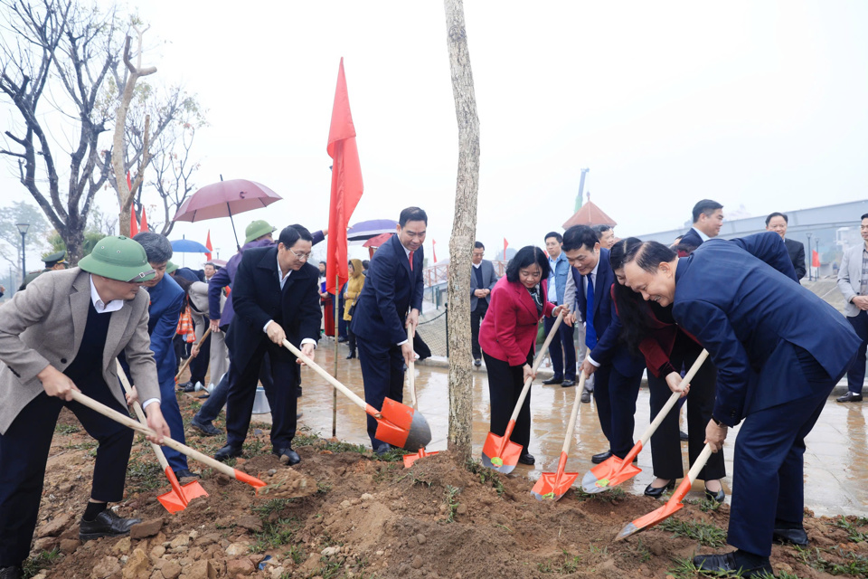 Các đại biểu hưởng ứng "Tết trồng cây đời đời nhớ ơn Bác Hồ” Xuân Ất Tỵ 2025