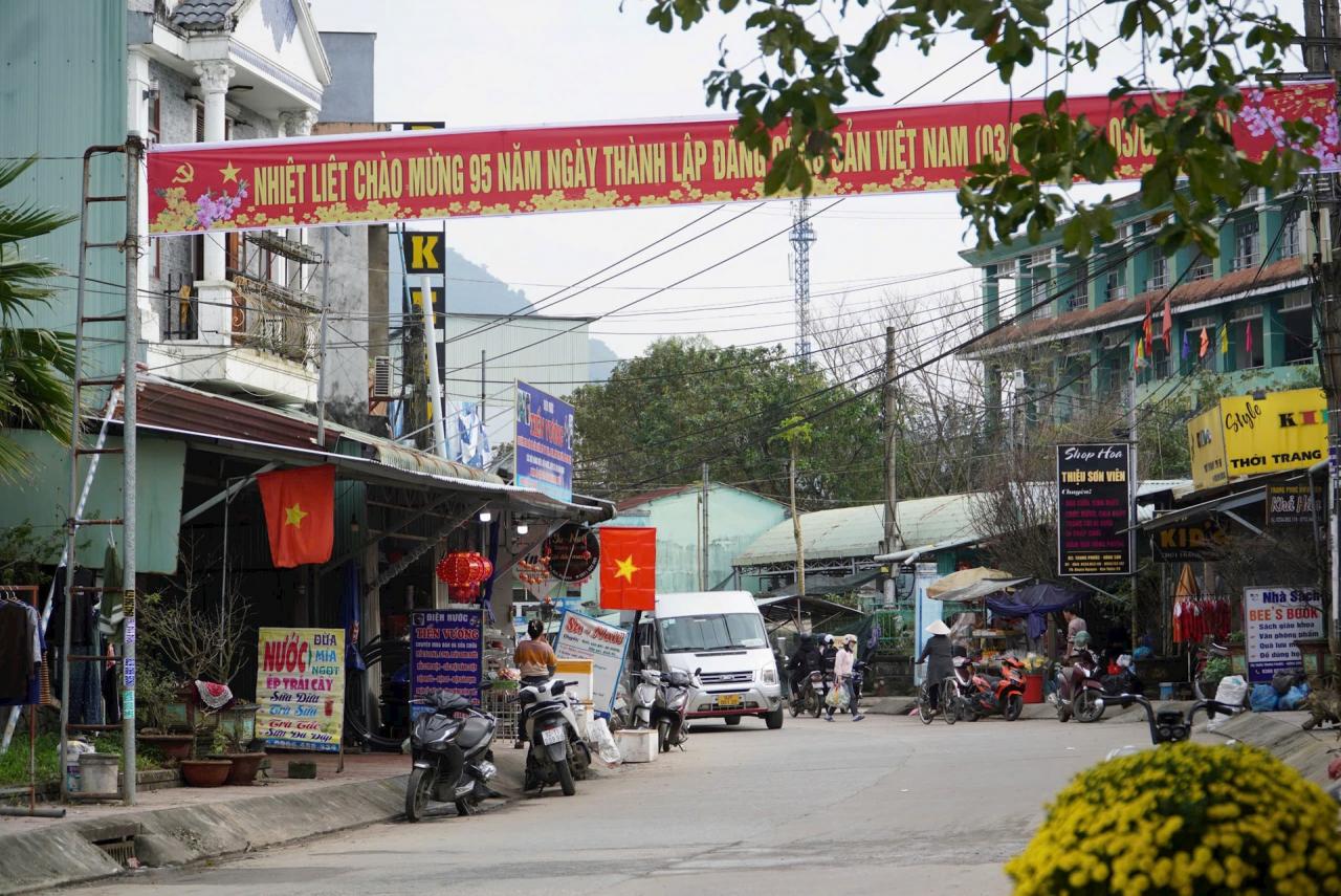 Các tuyến đường ở thị trấn Trung Phước trang trí cờ hoa rực rỡ chào đón tết. Ảnh: H.Q