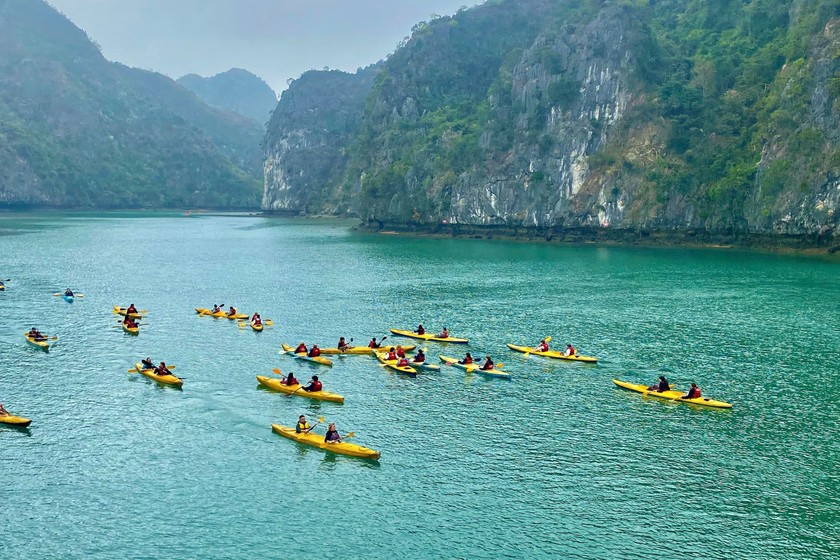 Inländische und ausländische Touristen nehmen an den touristischen Aktivitäten zu Jahresbeginn in der Lan-Ha-Bucht in der Stadt Hai Phong teil. (Foto: PV)