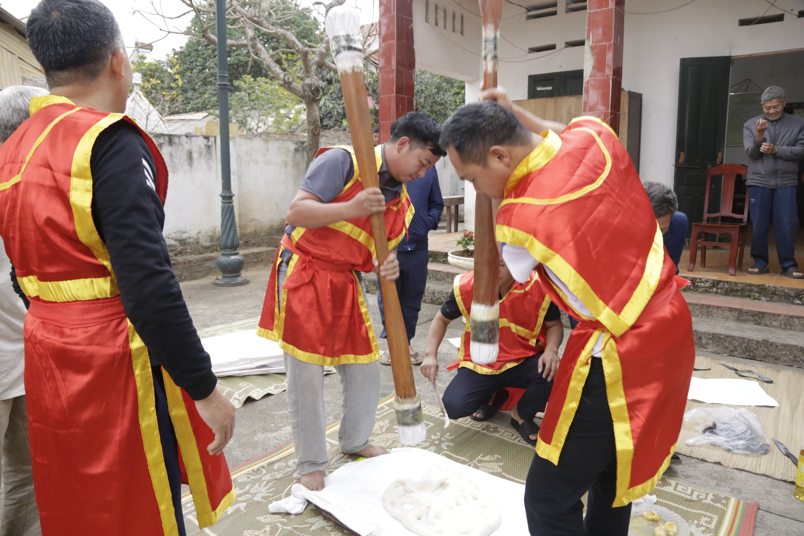 Tục giã bánh giầy làng Trúc Phê