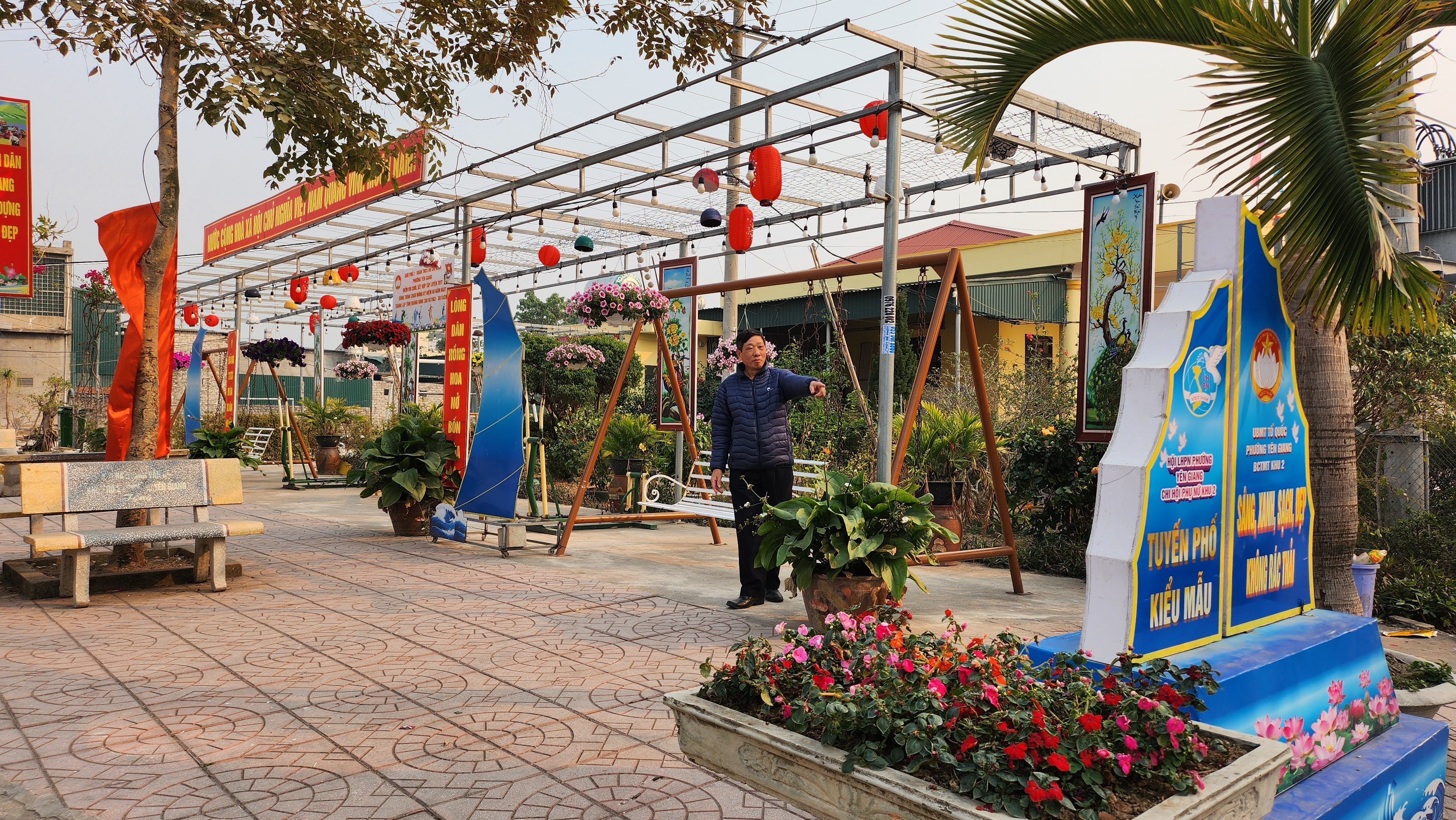 La cellule du parti du quartier résidentiel 2, arrondissement de Yen Giang, a mobilisé et encouragé les gens à contribuer au financement de l'installation de treillis de fleurs, d'équipements sportifs et de divertissement dans le parc de la maison culturelle.