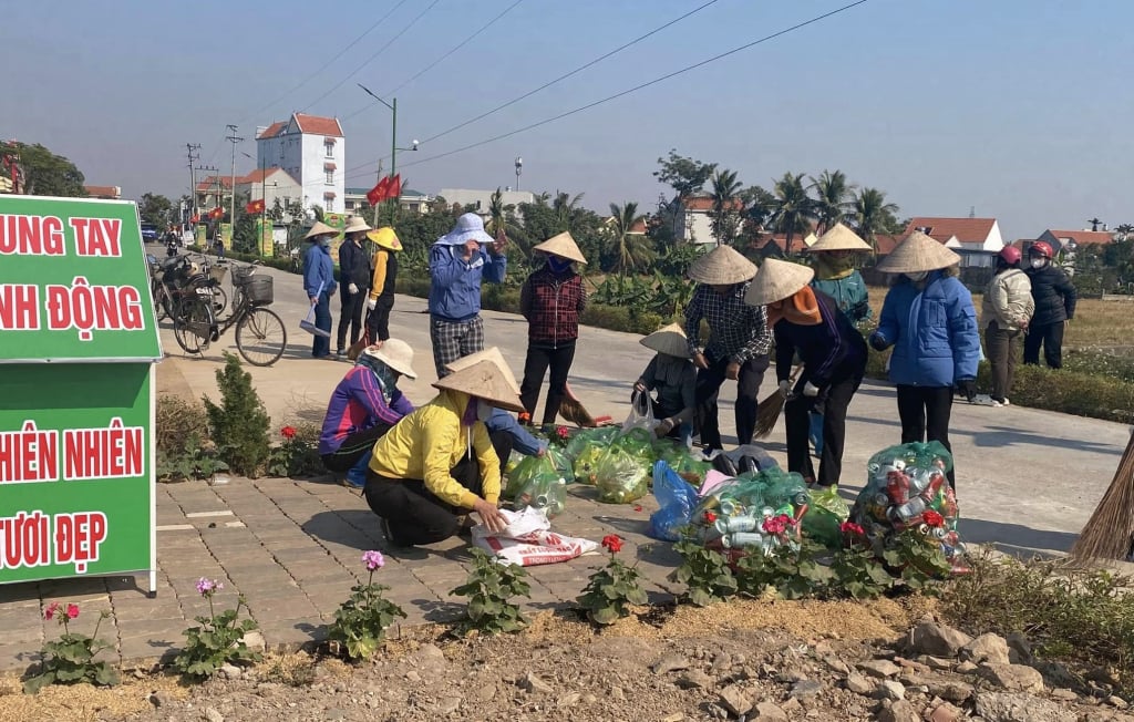 Les fonctionnaires et les membres de l'Union des femmes de la commune de Lien Hoa (ville de Quang Yen) participent au classement des déchets solides à la source, garantissant ainsi un environnement vert, propre et beau. Photo : Truc Linh