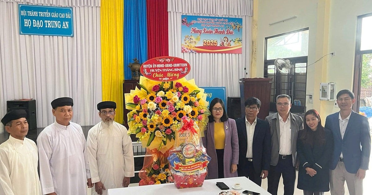 Leaders of Thang Binh district visited and congratulated the Saint's Birthday of Cao Dai religion