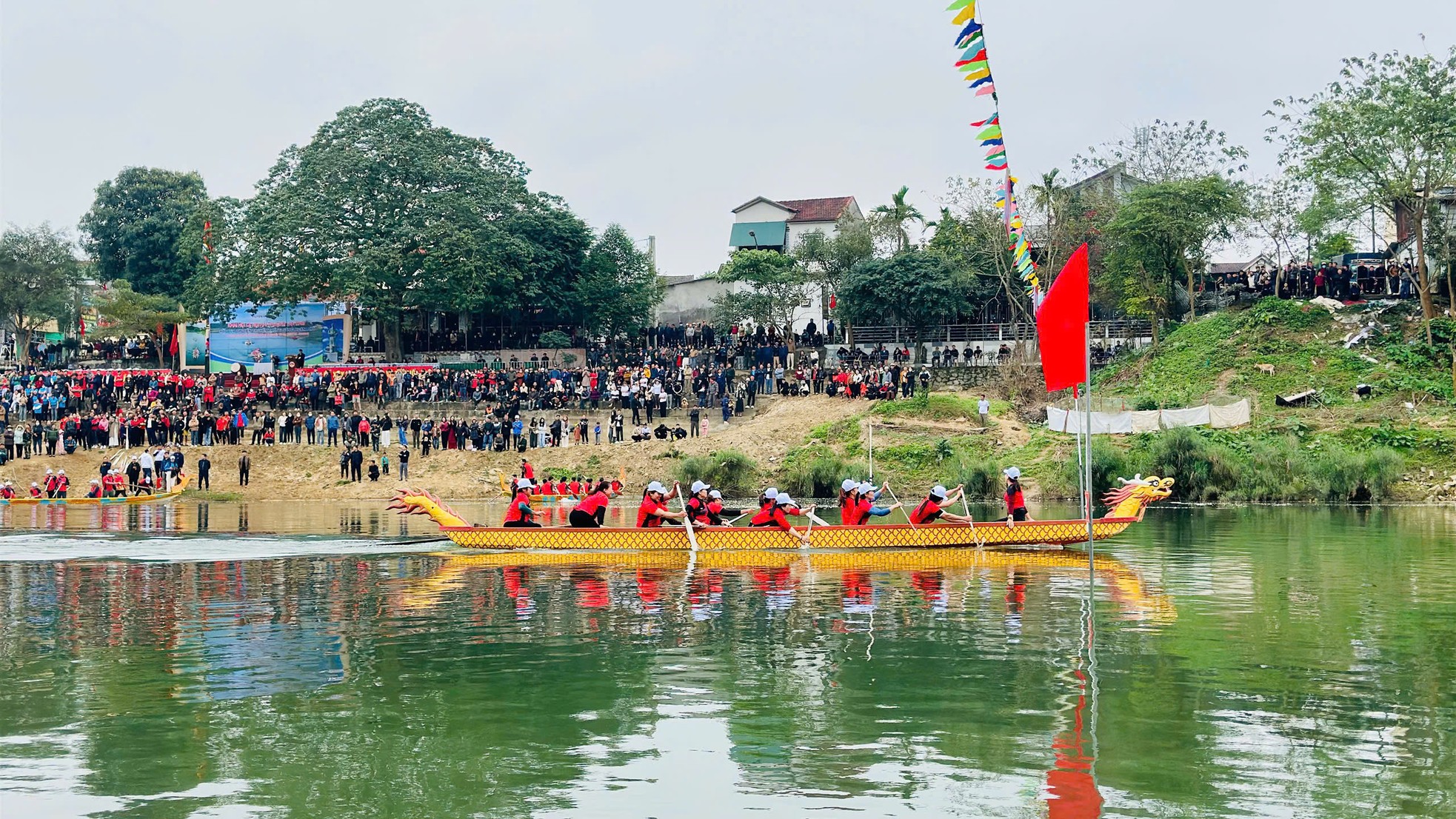 ผู้คนนับพันแห่ชมการแข่งขันเรือมังกรบนแม่น้ำงันโฟ ภาพที่ 12