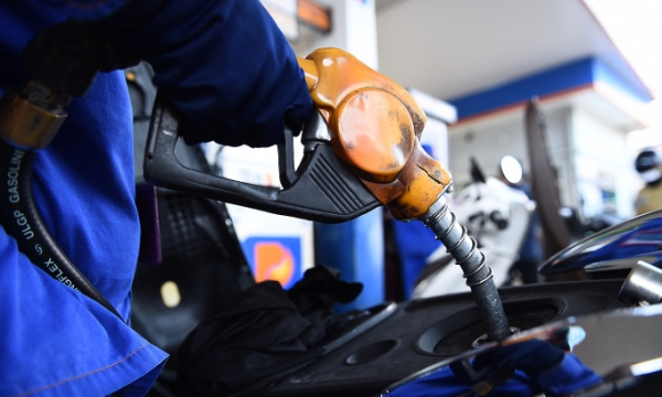 Gasoline price down to below 21,000 VND per liter