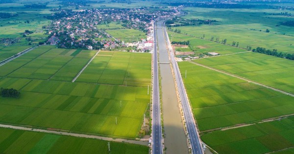 100 % des communes de Hai Phong répondent aux nouvelles normes rurales avancées, avec des habitants aisés dans les villages et des champs verts à l'extérieur.