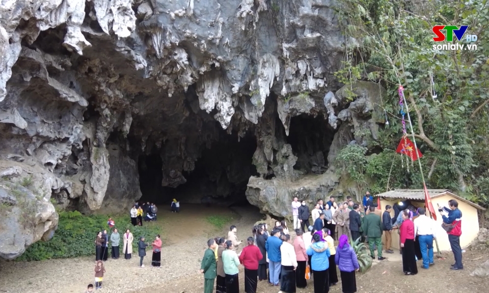 Exciting Khai Ha Festival, Tan Lang Commune