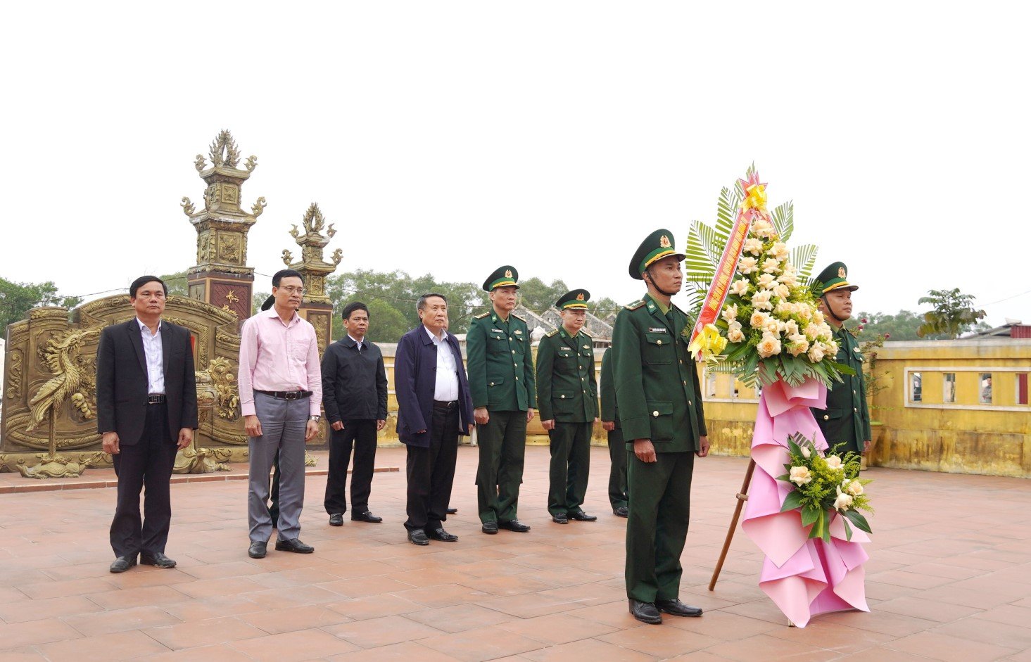 Quyền Chủ tịch UBND tỉnh Hà Sỹ Đồng thăm, tặng quà các đơn vị biên phòng tuyến biển