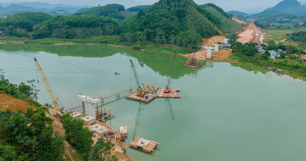 Ground level hinders construction progress of bridge on Tuyen Quang highway