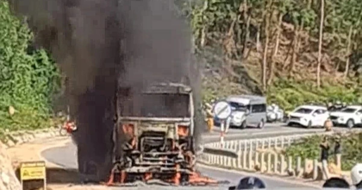 Un camion porte-conteneurs prend feu au col d'An Khe, embouteillage pendant des heures