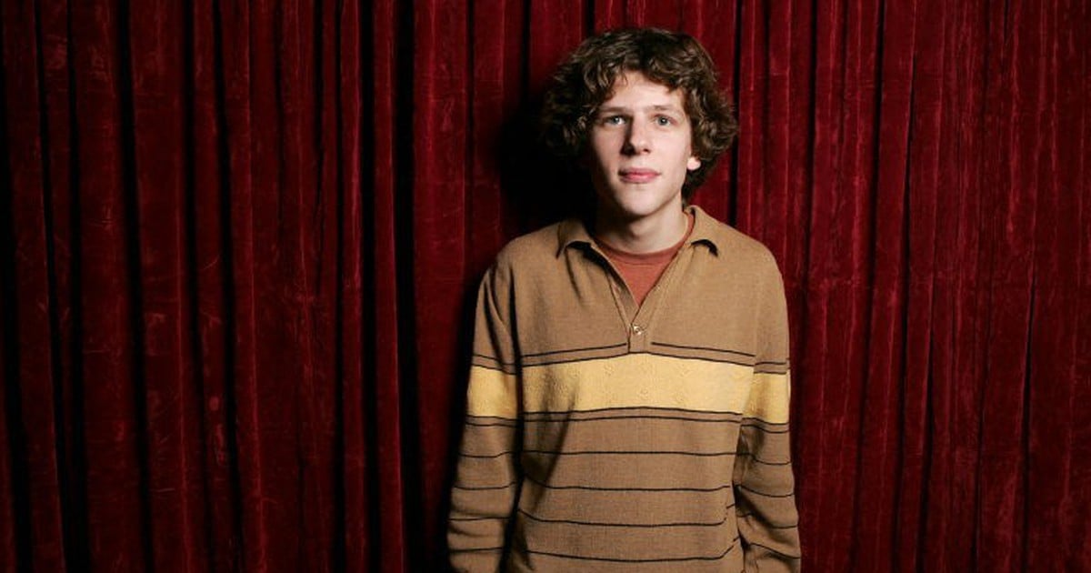 Why does actor Jesse Eisenberg not want to be associated with Mark Zuckerberg?