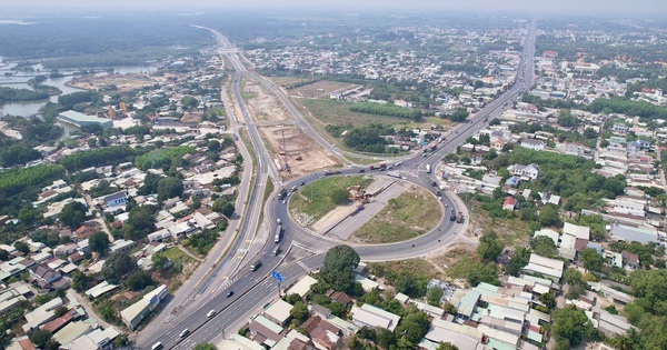 El coche entra en la autopista Ben Luc