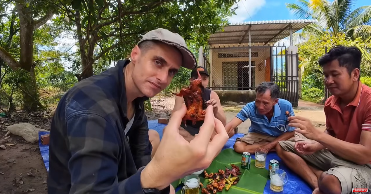 Western tourists try a specialty that few people dare to eat in the West, saying 'just looking at it makes it taste delicious'