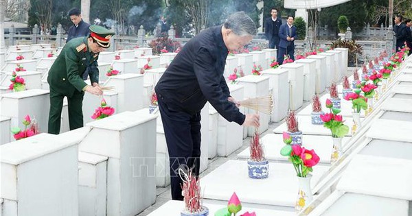 El Secretario General To Lam ofrece incienso en el Cementerio Nacional de Mártires de Vi Xuyen