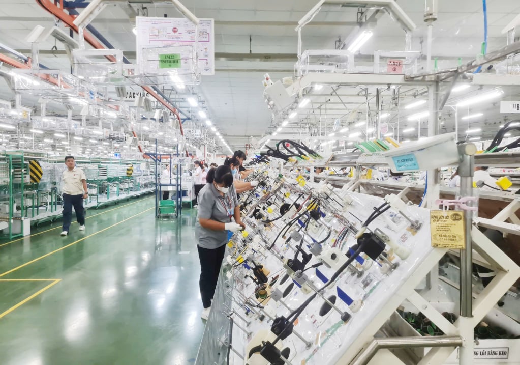 Producing electronic equipment at Dong Mai Industrial Park (Quang Yen Town). Photo: Pham Tang