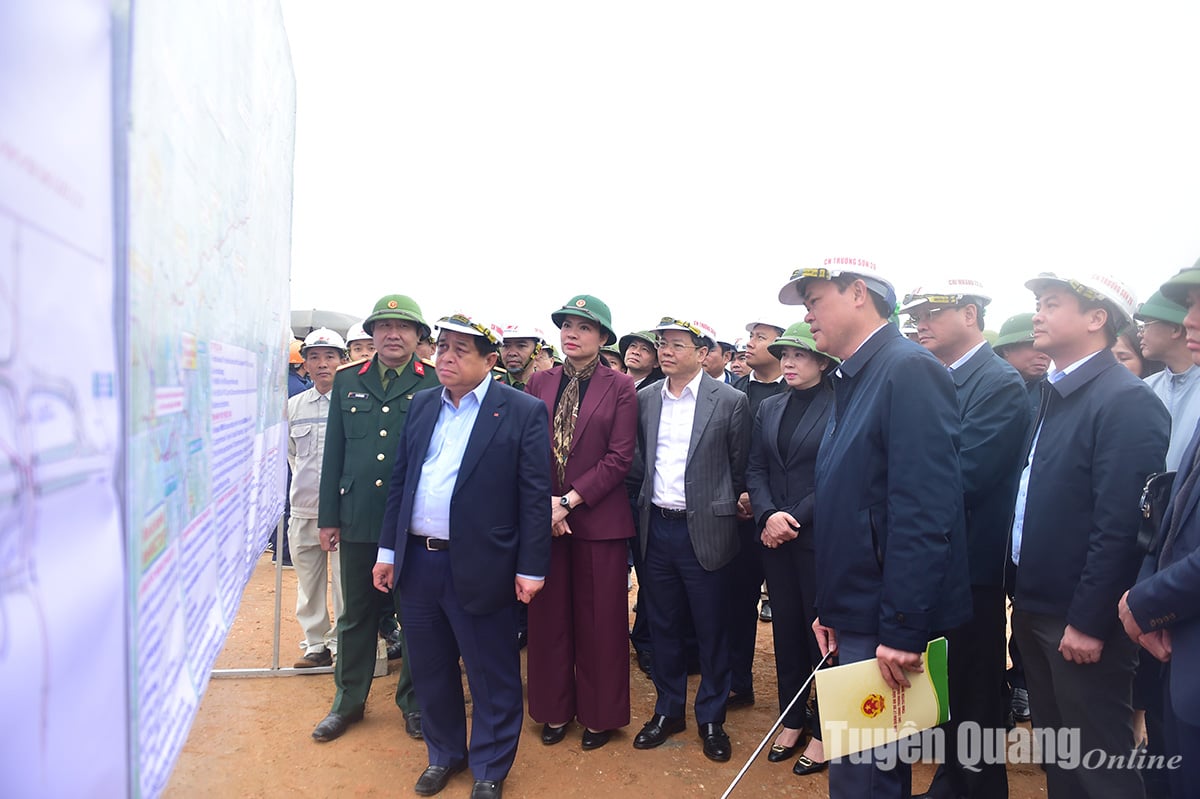 Minister für Planung und Investitionen, Nguyen Chi Dung, inspiziert den Fortschritt des Autobahnprojekts Tuyen Quang – Ha Giang.