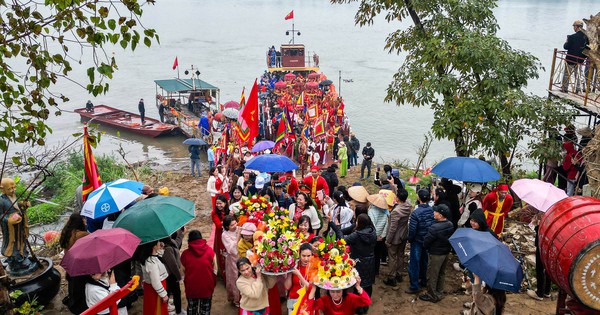 La gente desafía la lluvia para ver el festival de la procesión del agua que solo ocurre una vez cada cinco años en el Río Rojo.