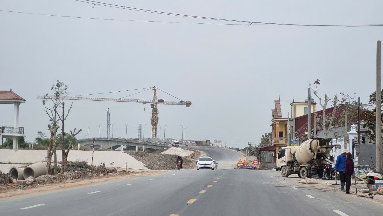 Construcción del Proyecto de renovación y mejora de la carretera provincial 390 desde el puente Hop Thanh hasta el puente Quang Thanh, distrito de Thanh Ha. Foto: Thanh Tan