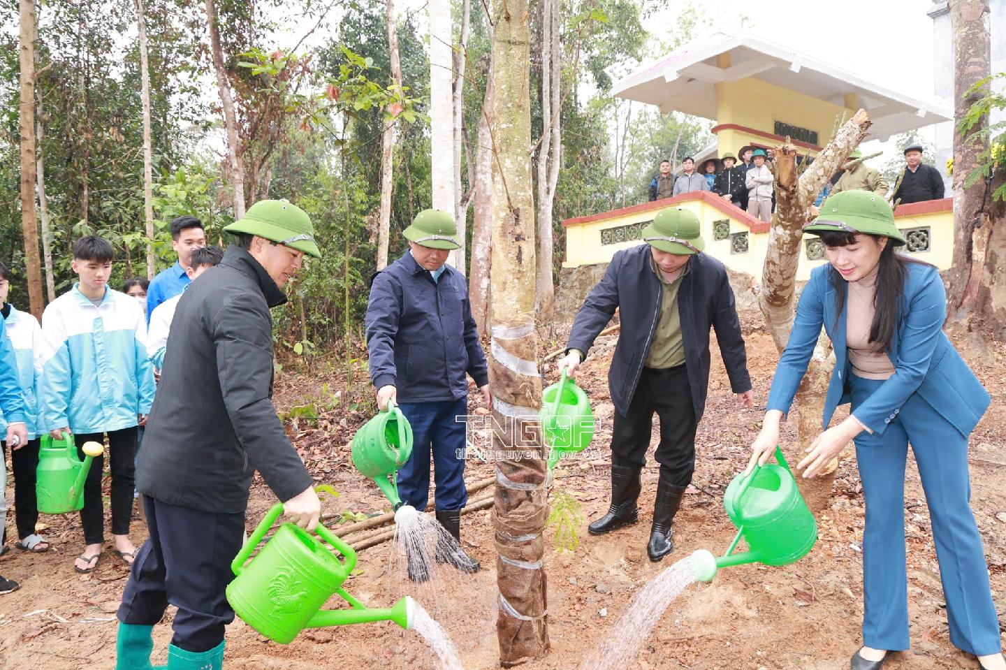 Les dirigeants provinciaux assistent au programme de lancement du festival de plantation d'arbres « Forever grateful to Uncle Ho » Spring At Ty 2025