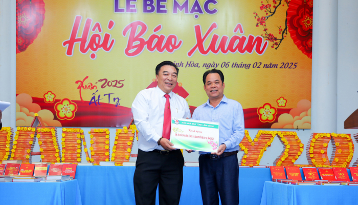 Khanh Hoa donates all press publications to soldiers and people of Truong Sa island district