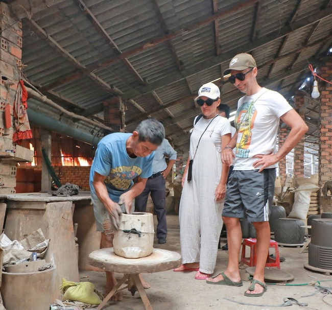 Làng nghề gạch gốm truyền thống thu hút du khách trải nghiệm, tham quan. 
Ảnh: PHẠM PHONG 
