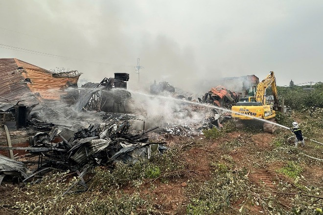 Incendie violent dans une usine de production d'alcool à Hanoi