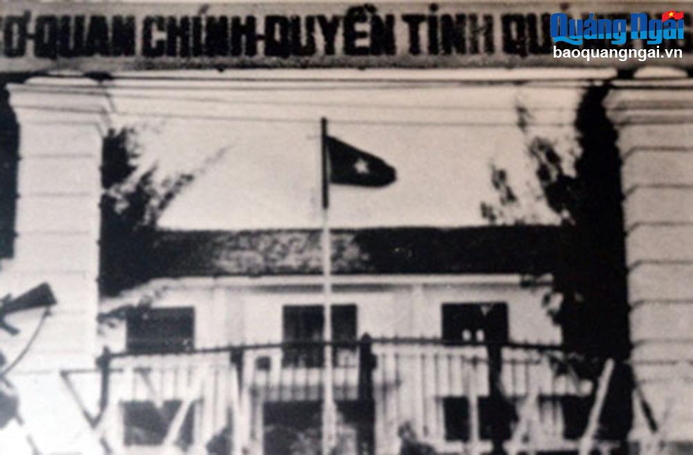 Lá cờ đỏ sao vàng tung bay trên tòa hành chính của chính quyền tỉnh Quảng Ngãi ngày 24-3-1975. Ảnh: TƯ LIỆU