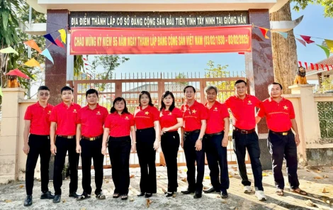 The Propaganda Department of Go Dau District Party Committee and a group of social opinion collaborators returned to the place where the first Party base was established in Tay Ninh.