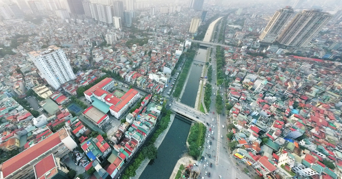 Dredging and beautifying both sides of To Lich River and urgently adding water